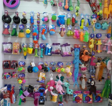 Diversos brinquedos no interior da loja Única Pets em Ribeirão Preto