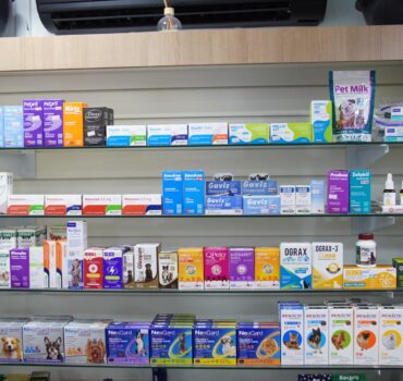 Farmácia completa no interior da loja Única Pets em Ribeirão Preto