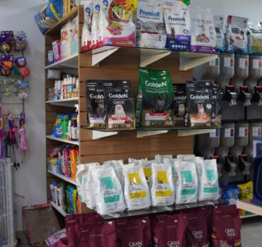 Rações premium e outros produtos no interior da loja Única Pets em Ribeirão Preto