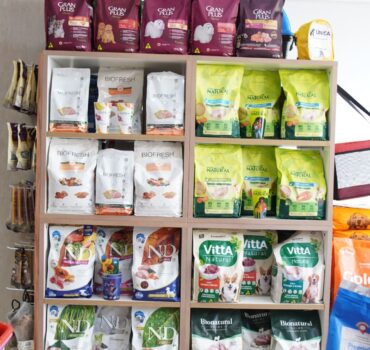 Diversas marcas de rações premium no interior da loja Única Pets em Ribeirão Preto