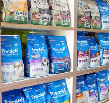 Outras marcas de rações premium no interior da loja Única Pets em Ribeirão Preto