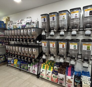 Rações premium a granel no interior da loja Única Pets em Ribeirão Preto